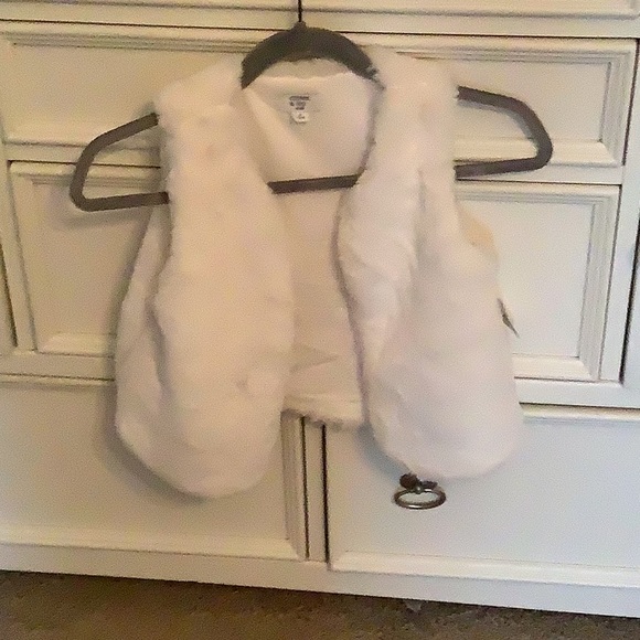 I’m selling a white fluffy vest from belk, very cute for your kids or something. - Picture 1 of 3